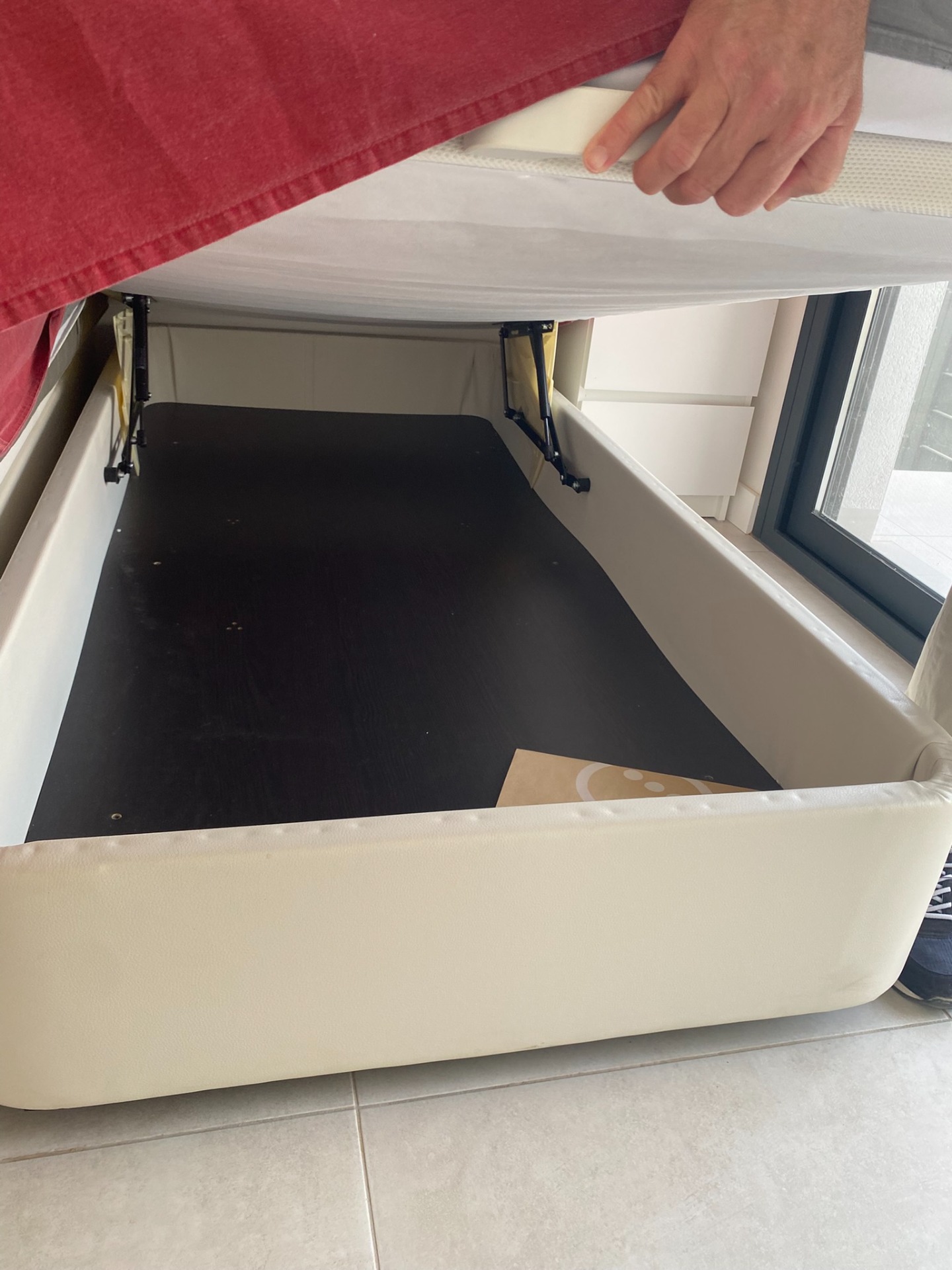 opbergruimte onder alle bedden voor valiezen en andere zaken